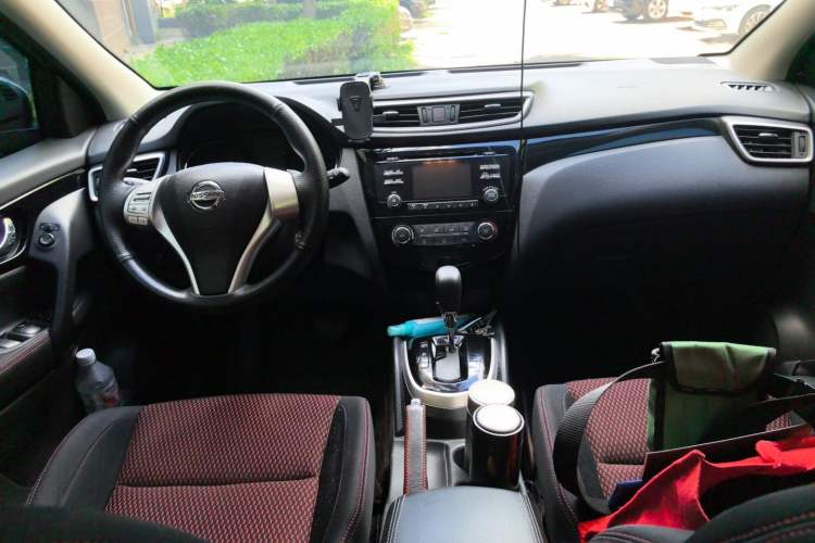 Used Nissan Qashqai 2016 2.0L CVT Elite Edition Center Console