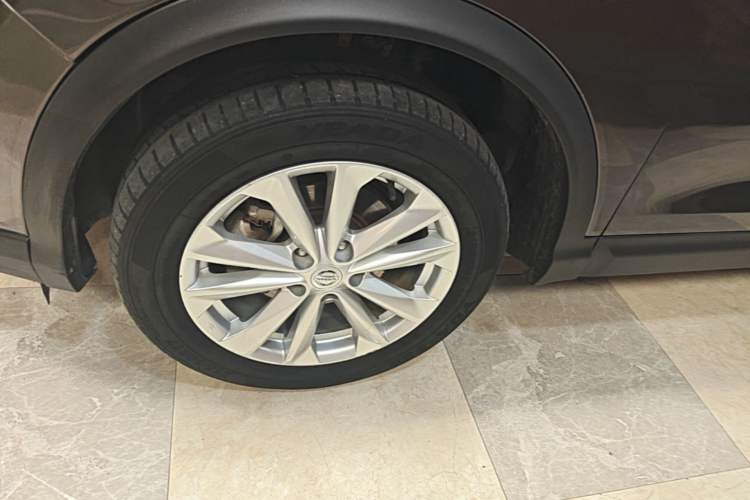 Used Nissan Qashqai 2016 2.0L CVT Elite Edition Left Front Wheel Hub