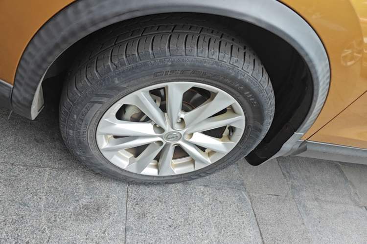 Used Nissan Qashqai 2016 2.0L CVT Elite Edition Left Front Wheel Hub