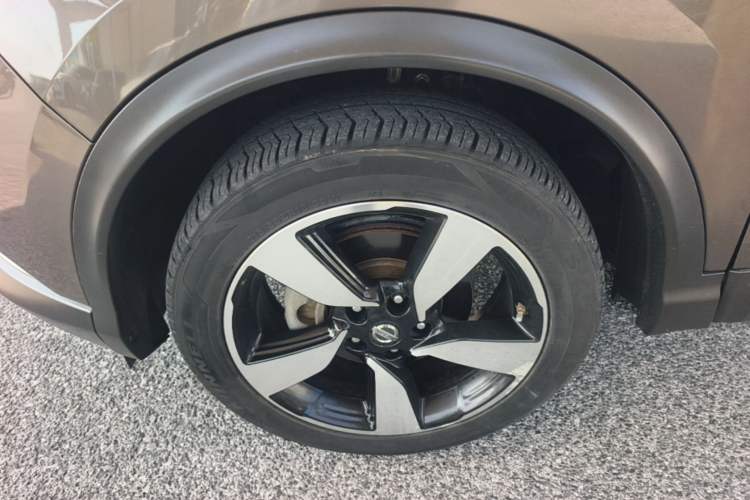 Used Nissan Qashqai 2016 2.0L CVT Luxury Edition Left Front Wheel Hub