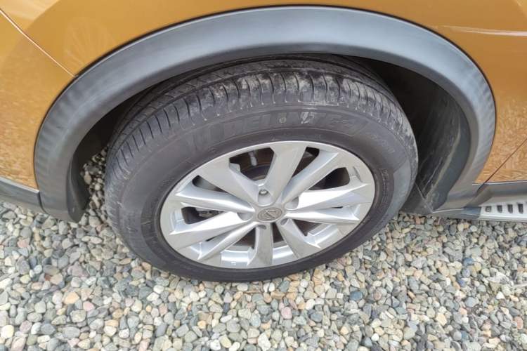 Used Nissan Qashqai 2016 2.0L CVT Elite Edition Left Front Wheel Hub