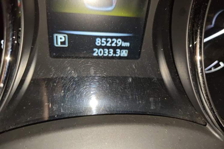 Used Nissan Qashqai 2016 2.0L CVT Elite Edition Odometer Close Up