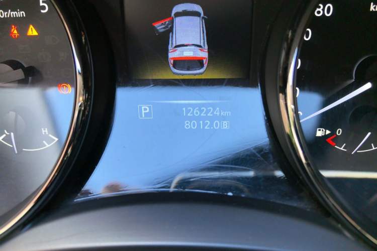 Used Nissan Qashqai 2016 2.0L CVT Elite Edition Odometer Close Up