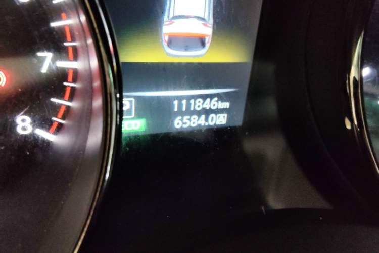 Used Nissan Qashqai 2016 2.0L CVT Elite Edition Odometer Close Up