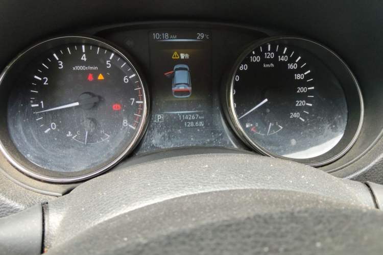 Used Nissan Qashqai 2016 2.0L CVT Elite Edition Odometer Close Up