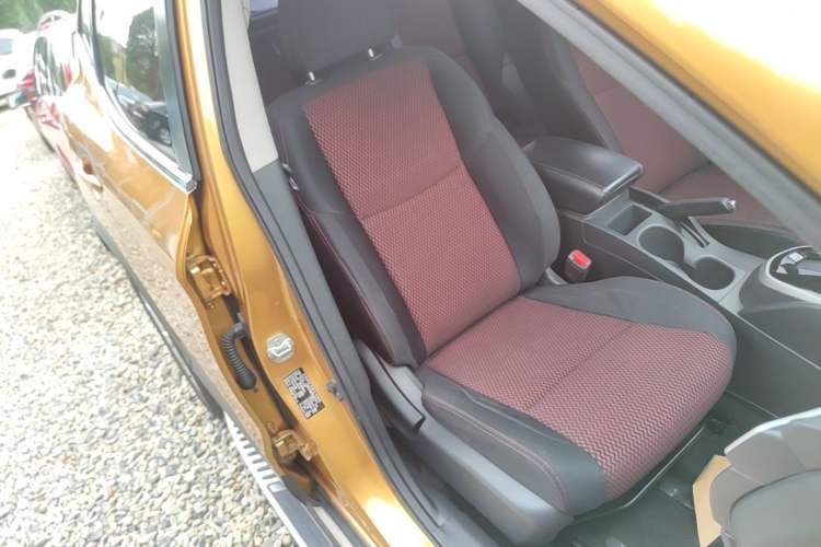 Used Nissan Qashqai 2016 2.0L CVT Elite Edition Right Front Seat