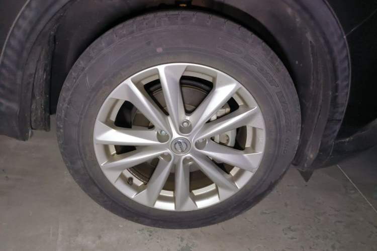 Used Nissan Qashqai 2016 2.0L CVT Elite Edition Right Front Wheel Hub