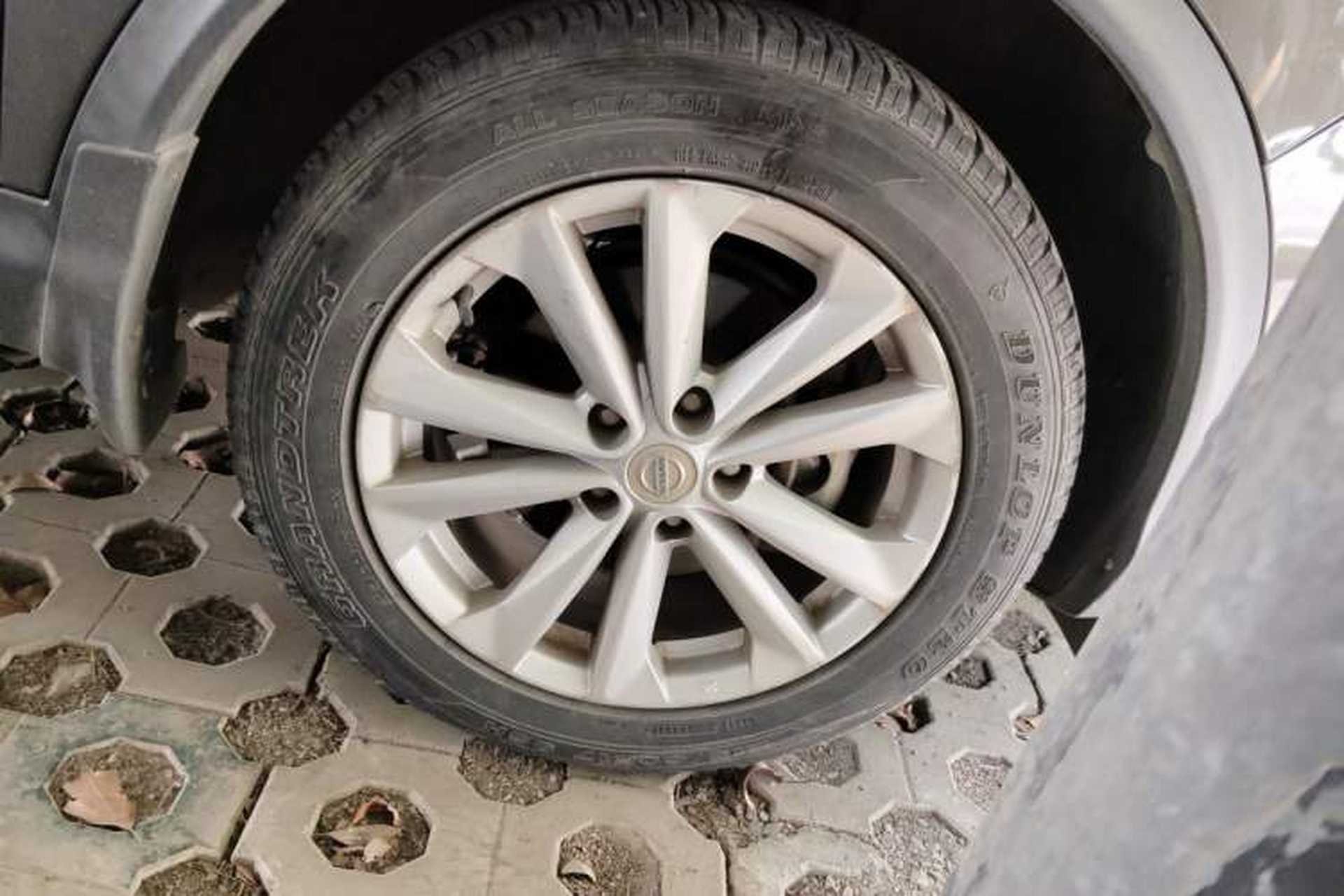 Used Nissan Qashqai 2016 2.0L CVT Elite Edition Right Front Wheel Hub