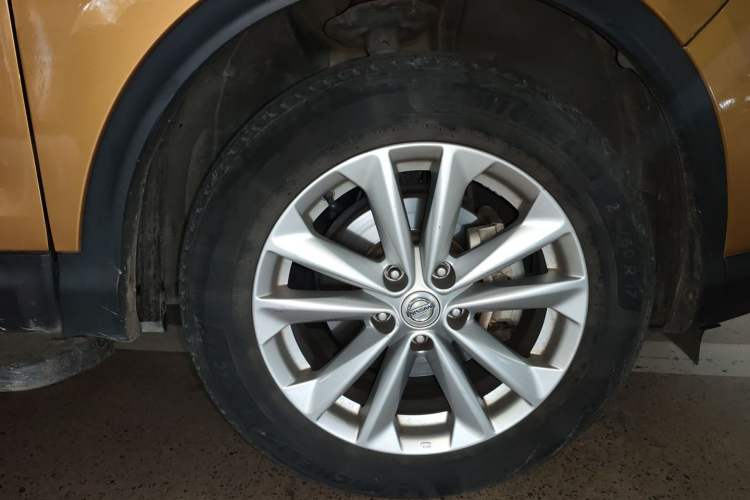 Used Nissan Qashqai 2016 2.0L CVT Elite Edition Right Front Wheel Hub
