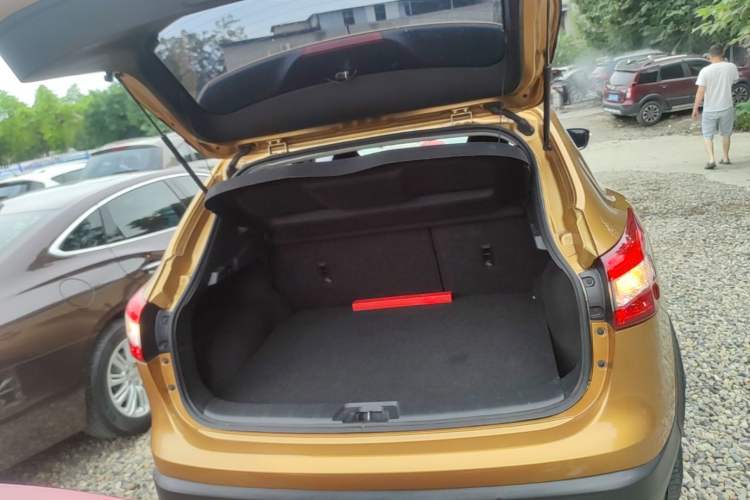 Used Nissan Qashqai 2016 2.0L CVT Elite Edition Trunk