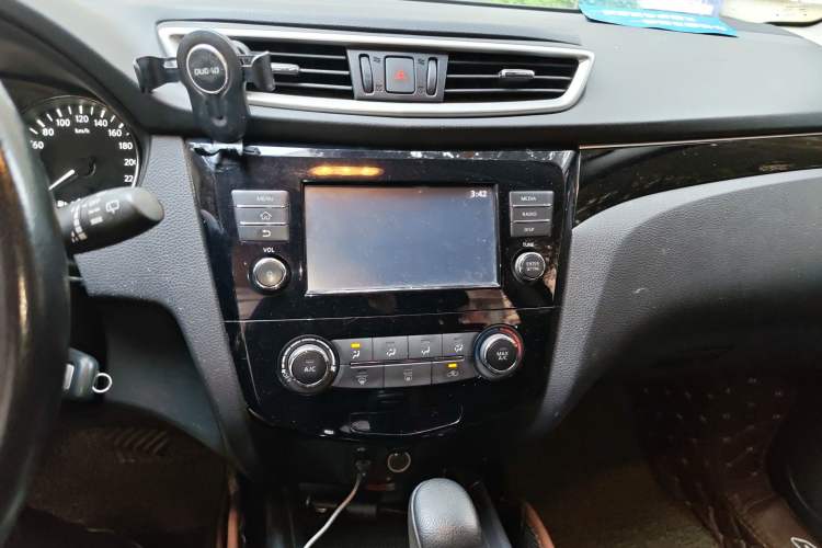 Used Nissan Qashqai 2017 2.0L CVT Smart Enjoyment Version China V Standard Audio And AC Panel