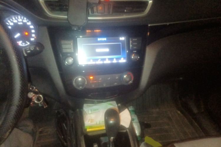 Used Nissan Qashqai 2017 2.0L CVT Smart Enjoyment Version China VI Standard Center Console