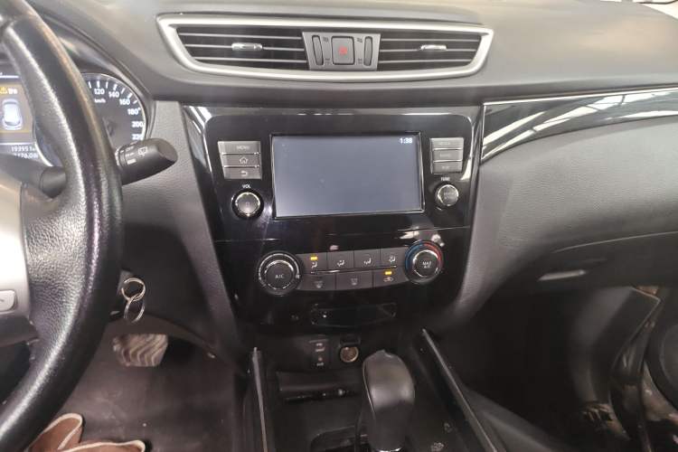 Used Nissan Qashqai 2017 2.0L CVT Smart Enjoyment Version China V Standard Audio And AC Panel