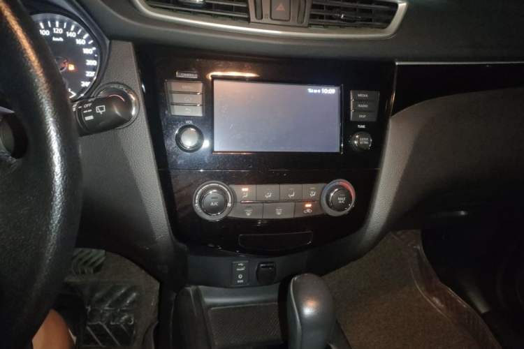 Used Nissan Qashqai 2017 2.0L CVT Luxury Edition China V Standard Audio And AC Panel