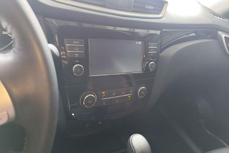 Used Nissan Qashqai 2017 2.0L CVT Smart Enjoyment Version China V Standard Audio And AC Panel