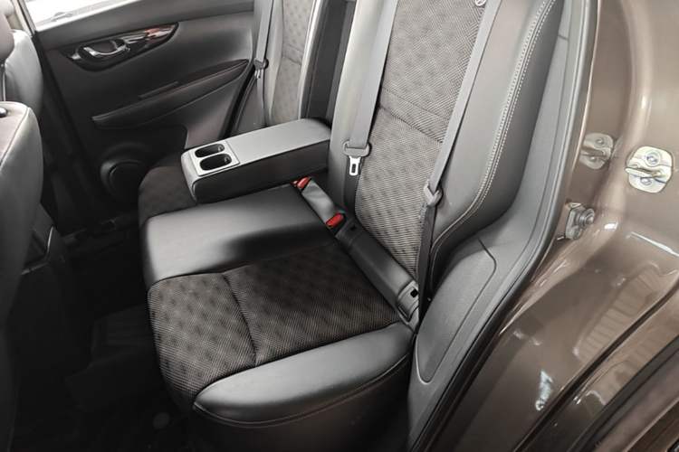 Used Nissan Qashqai 2017 2.0L CVT Smart Enjoyment Version China V Standard Left Rear Seat