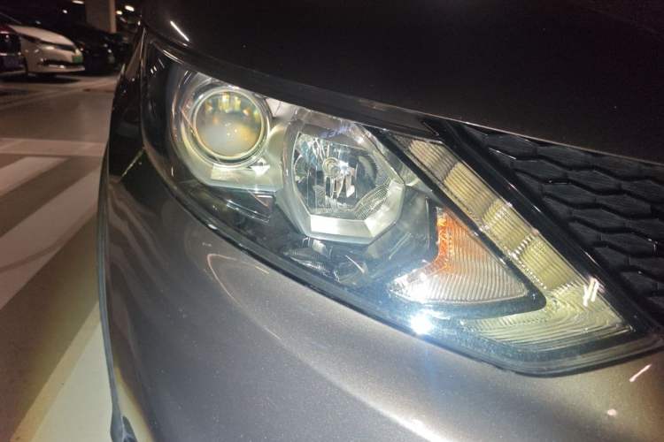 Used Nissan Qashqai 2017 2.0L CVT Elite Edition China V Standard Right Front Headlight