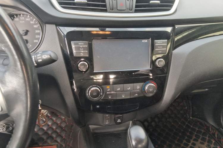 Used Nissan Qashqai 2017 2.0L CVT Smart Enjoyment Version China V Standard Audio And AC Panel
