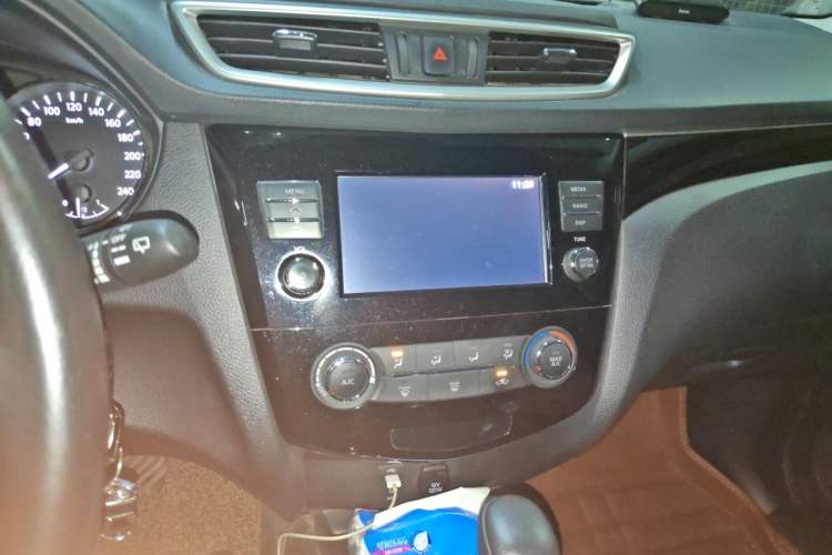 Used Nissan Qashqai 2017 2.0L CVT Smart Enjoyment Version China V Standard Audio And AC Panel