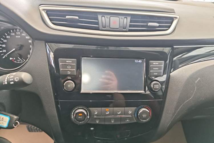 Used Nissan Qashqai 2017 2.0L CVT Smart Enjoyment Version China V Standard Audio And AC Panel
