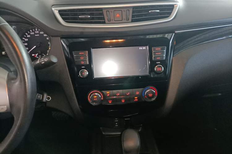 Used Nissan Qashqai 2017 2.0L CVT Smart Enjoyment Version China V Standard Audio And AC Panel