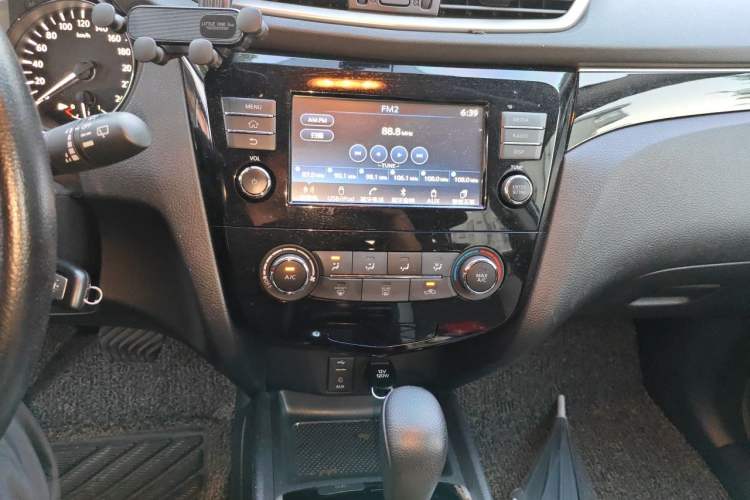 Used Nissan Qashqai 2017 2.0L CVT Smart Enjoyment Version China V Standard Audio And AC Panel