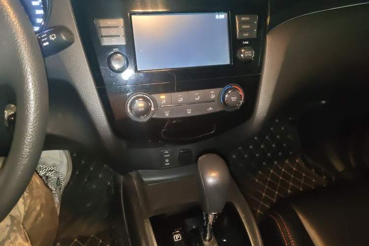 Used Nissan Qashqai 2017 2.0L CVT Elite Edition China V Standard Audio And AC Panel