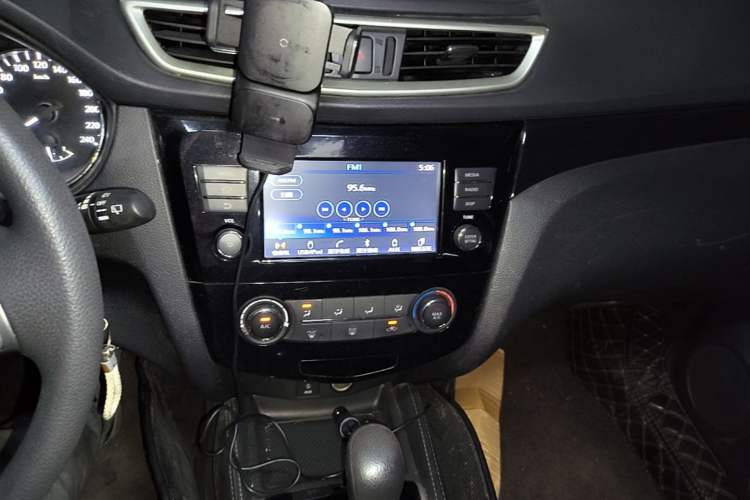 Used Nissan Qashqai 2017 2.0L CVT Elite Edition China V Standard Audio And AC Panel