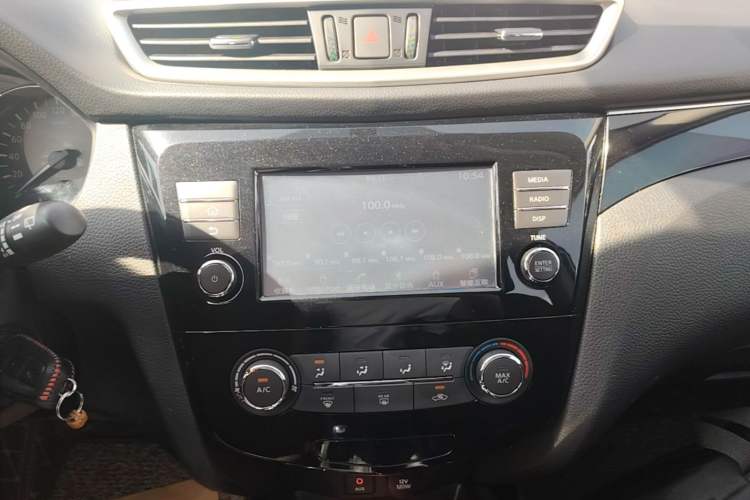 Used Nissan Qashqai 2017 2.0L CVT Smart Enjoyment Version China V Standard Audio And AC Panel