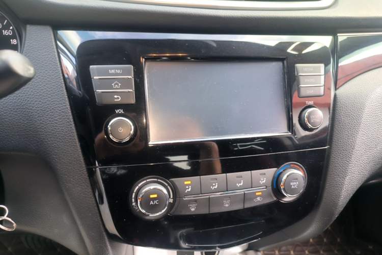 Used Nissan Qashqai 2017 2.0L CVT Smart Enjoyment Version China V Standard Audio And AC Panel