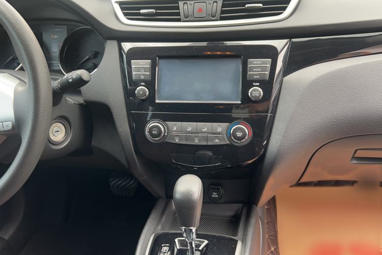 Used Nissan Qashqai 2017 2.0L CVT Elite Edition China V Standard Audio And AC Panel