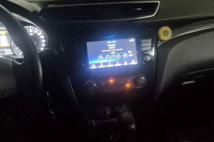 Used Nissan Qashqai 2017 2.0L CVT Elite Edition China V Standard Audio And AC Panel