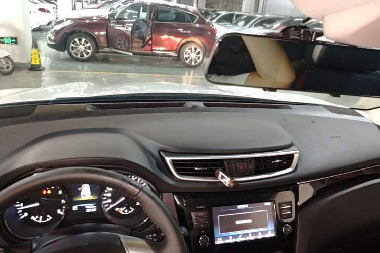Used Nissan Qashqai 2017 2.0L CVT Luxury Edition China VI Standard Center Console