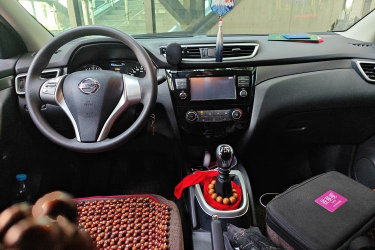 Used Nissan Qashqai 2017 1.2T Manual Fashion Edition Center Console