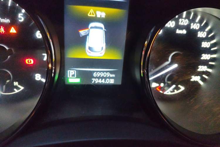 Used Nissan Qashqai 2017 2.0L CVT Luxury Edition China V Standard Odometer Close Up