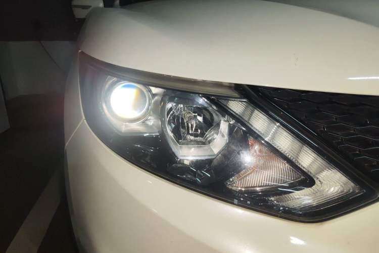 Used Nissan Qashqai 2017 2.0L CVT Elite Edition China V Standard Right Front Headlight