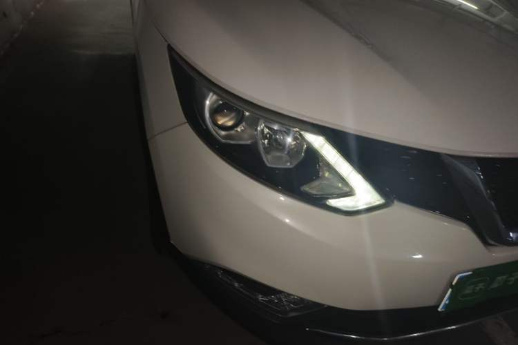 Used Nissan Qashqai 2017 2.0L CVT Luxury Edition China V Standard Right Front Headlight