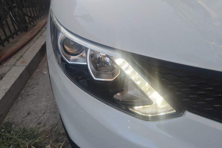 Used Nissan Qashqai 2017 2.0L CVT Smart Enjoyment Version China V Standard Right Front Headlight