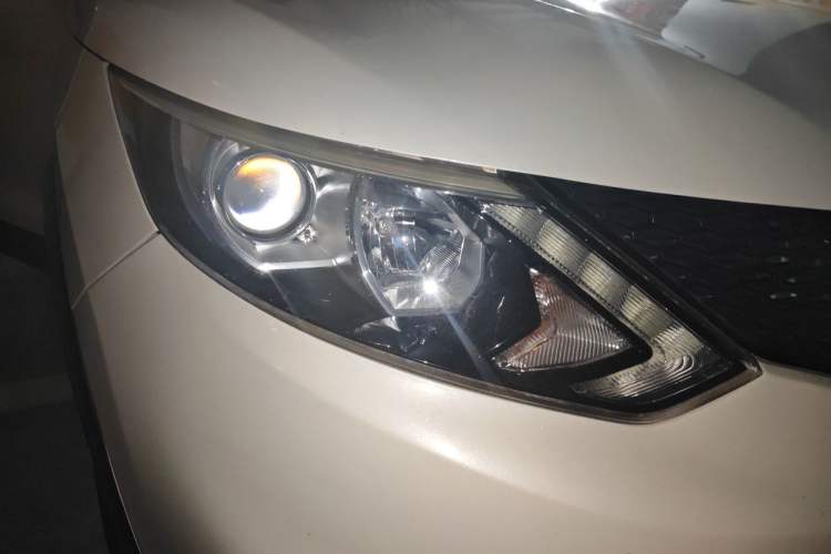 Used Nissan Qashqai 2017 2.0L CVT Elite Edition China V Standard Right Front Headlight