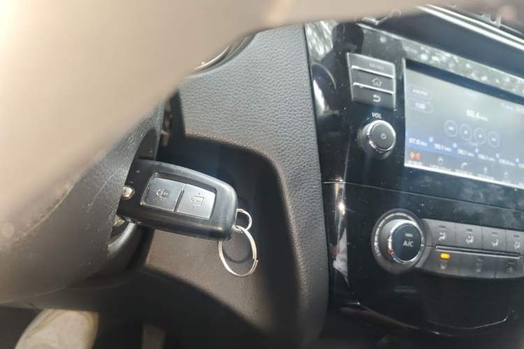 Used Nissan Qashqai 2017 2.0L CVT Smart Enjoyment Version China V Standard Vehicle Key