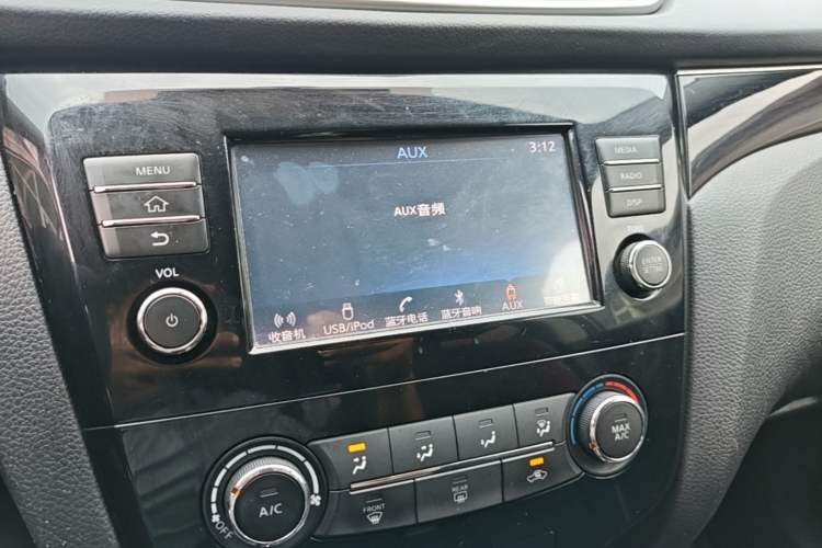 Used Nissan Qashqai 2017 2.0L CVT Smart Enjoyment Version China V Standard Audio And AC Panel
