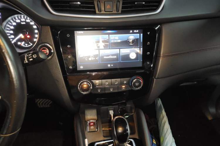 Used Nissan Qashqai 2019 2.0L CVT Luxury Edition Audio And AC Panel
