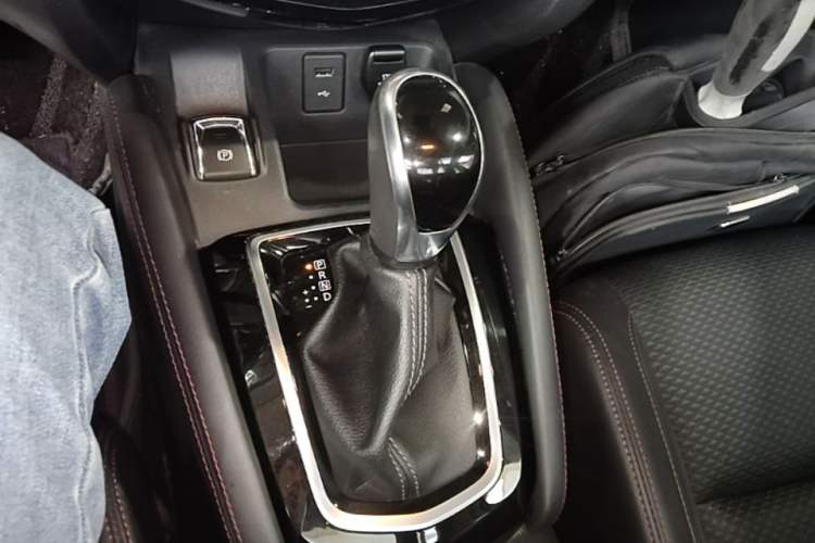 Used Nissan Qashqai 2019 2.0L CVT Luxury Edition Gear Lever