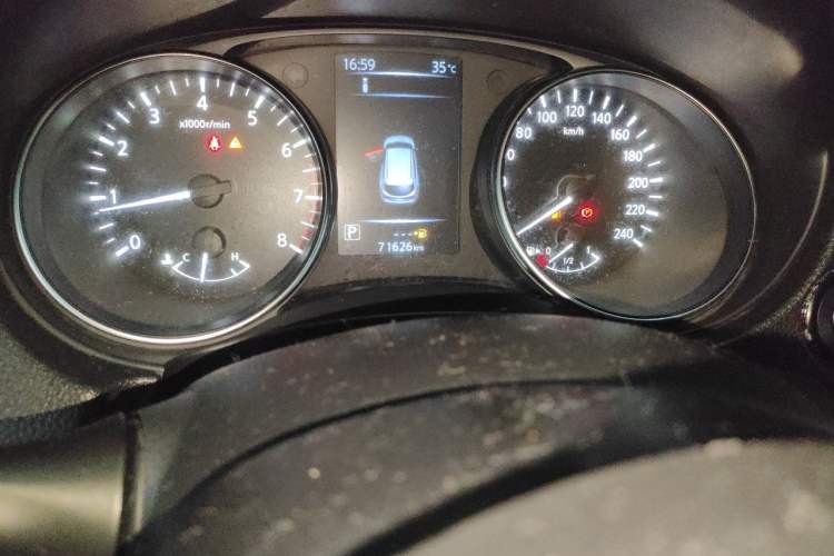 Used Nissan Qashqai 2019 2.0L CVT Luxury Edition Odometer Close Up