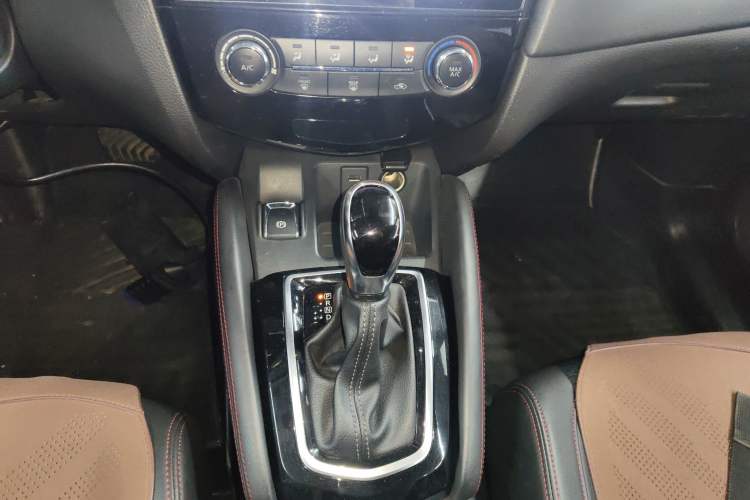Used Nissan Qashqai 2019 2.0L CVT Luxury Edition Gear Lever