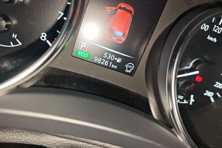 Used Nissan Qashqai 2019 2.0L CVT Luxury Edition Odometer Close Up