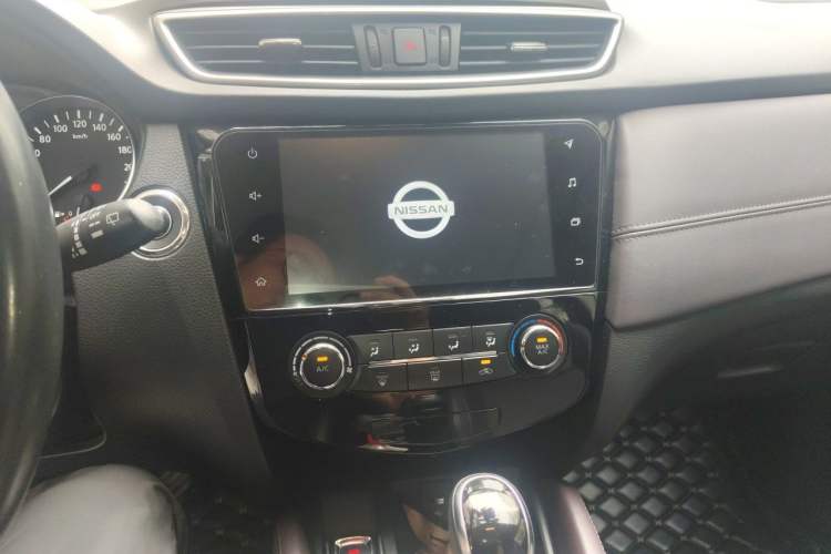 Used Nissan Qashqai 2019 2.0L CVT Luxury Edition Audio And AC Panel