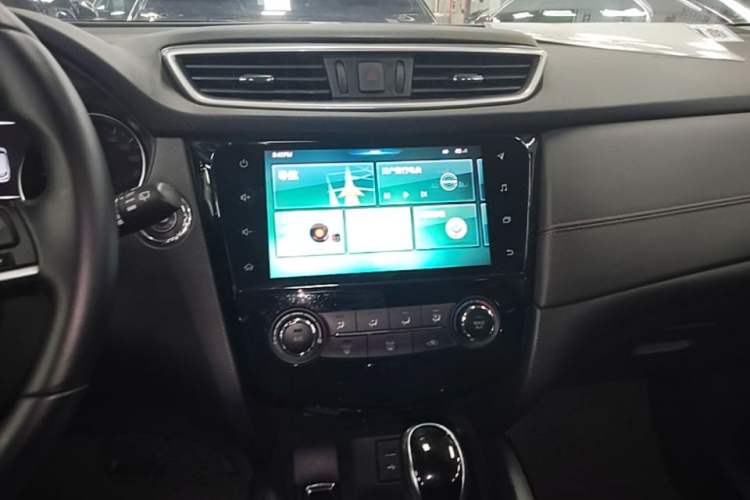 Used Nissan Qashqai 2019 2.0L CVT Luxury Edition Audio And AC Panel