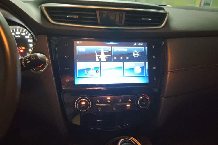 Used Nissan Qashqai 2019 2.0L CVT Luxury Edition Audio And AC Panel