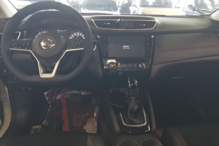 Used Nissan Qashqai 2019 2.0L CVT Luxury Edition Center Console
